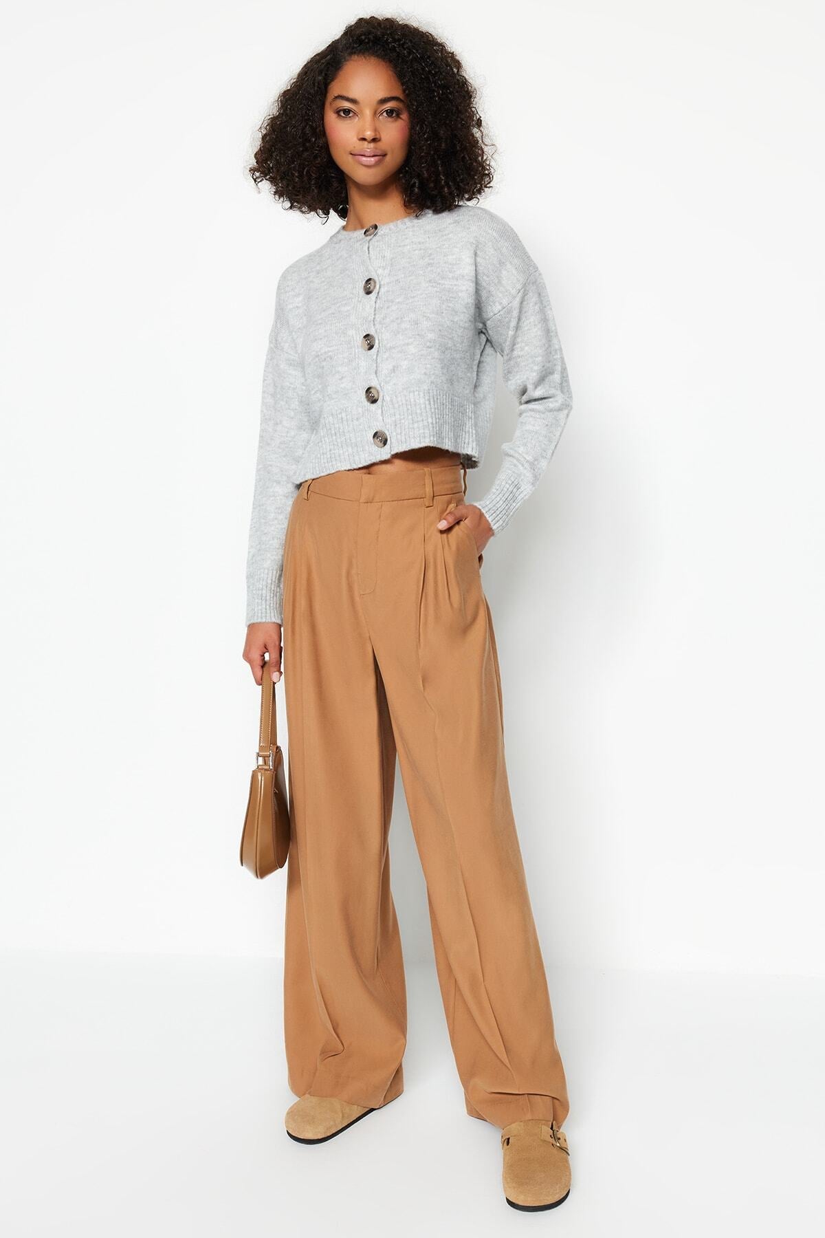 Trendyolmilla Gri Crop Yumuşak Dokulu Düğmeli Triko Hırka TWOAW24HI00198