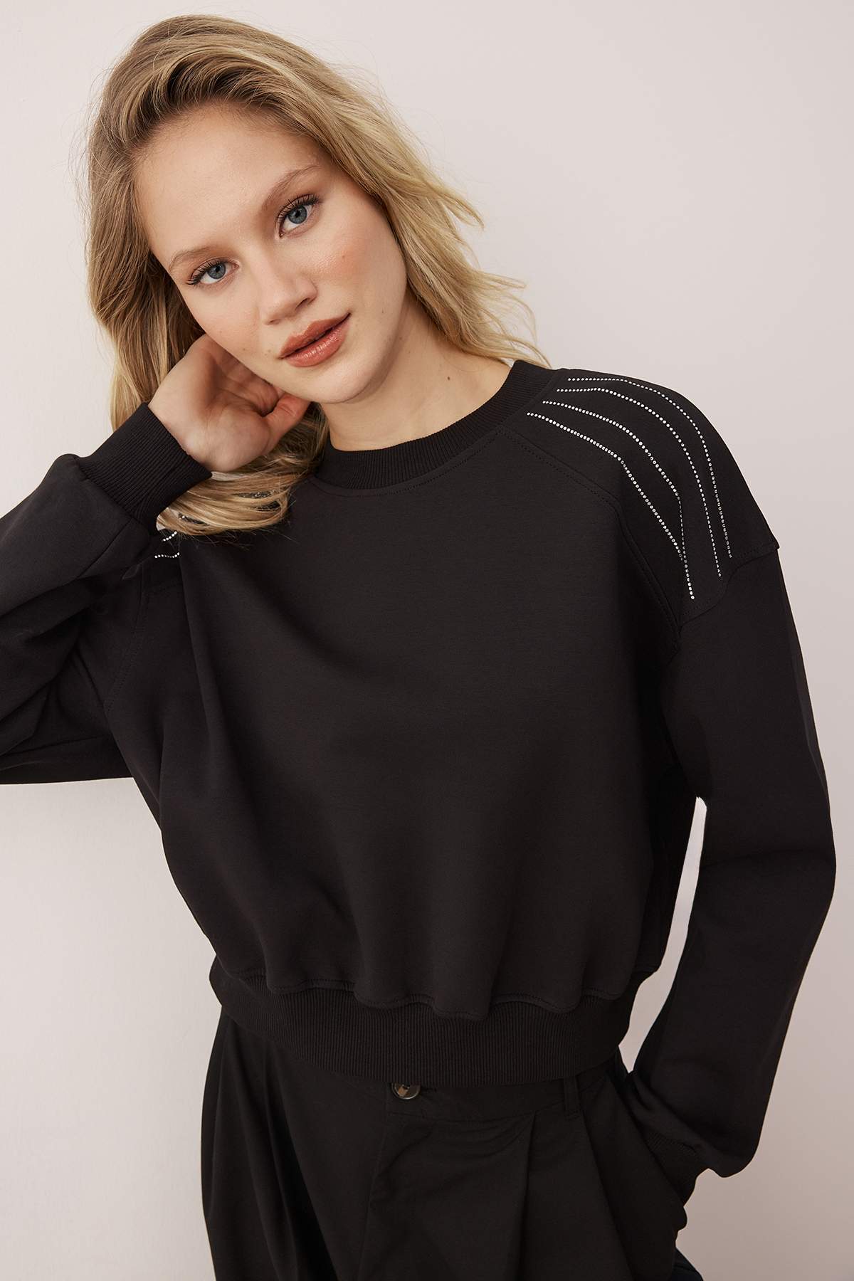 Siyah Soft Touch Şerit Taş Akseusar Detaylı Bisiklet Yaka Örme Sweatshirt TWOAW26SW00224 Main image