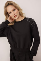 Siyah Soft Touch Şerit Taş Akseusar Detaylı Bisiklet Yaka Örme Sweatshirt TWOAW26SW00224