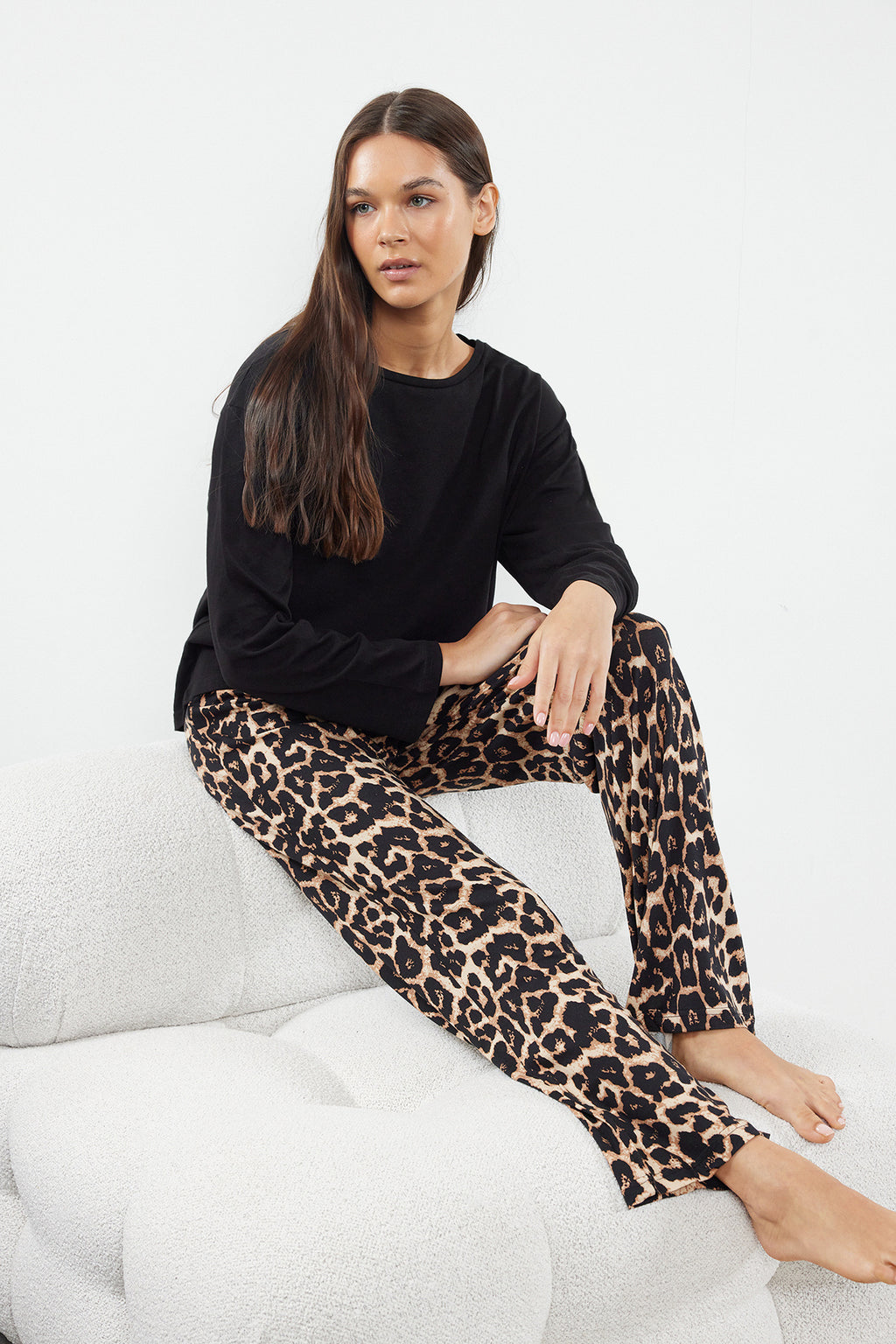 Trendyolmilla Beyaz-Siyah Leopar Desenli Örme Pijama Takımı THMAW25PT00100