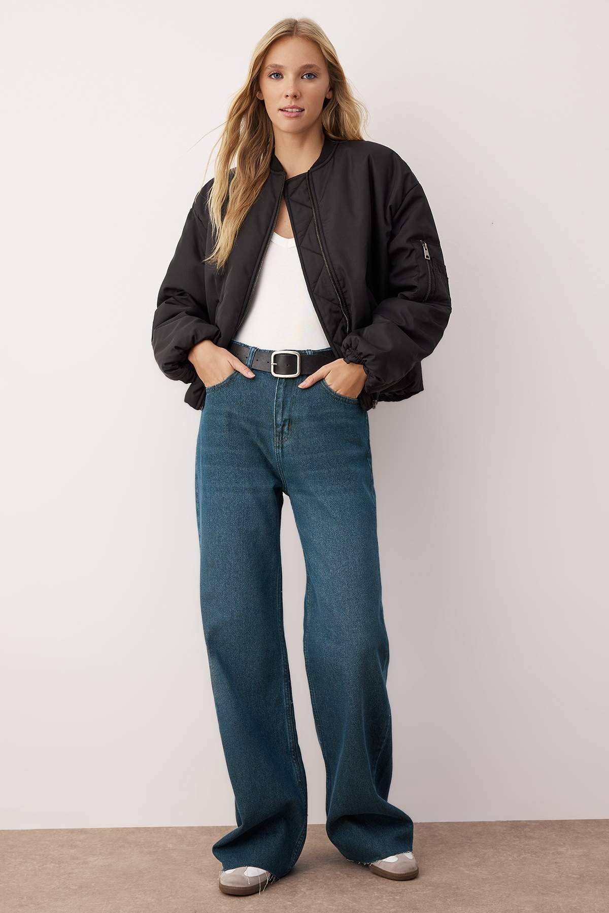 Trendyolmilla Koyu Mavi Paça Kesikli Ekstra Yüksek Bel Geniş Paça Wide Leg Jeans TWOAW26JE00080 الصورة الرئيسية