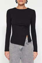 Siyah Tek Yırtmaç Detaylı Pamuklu Büzgülü Bisiklet Yaka Örme Bluz TWOAW24BZ00388