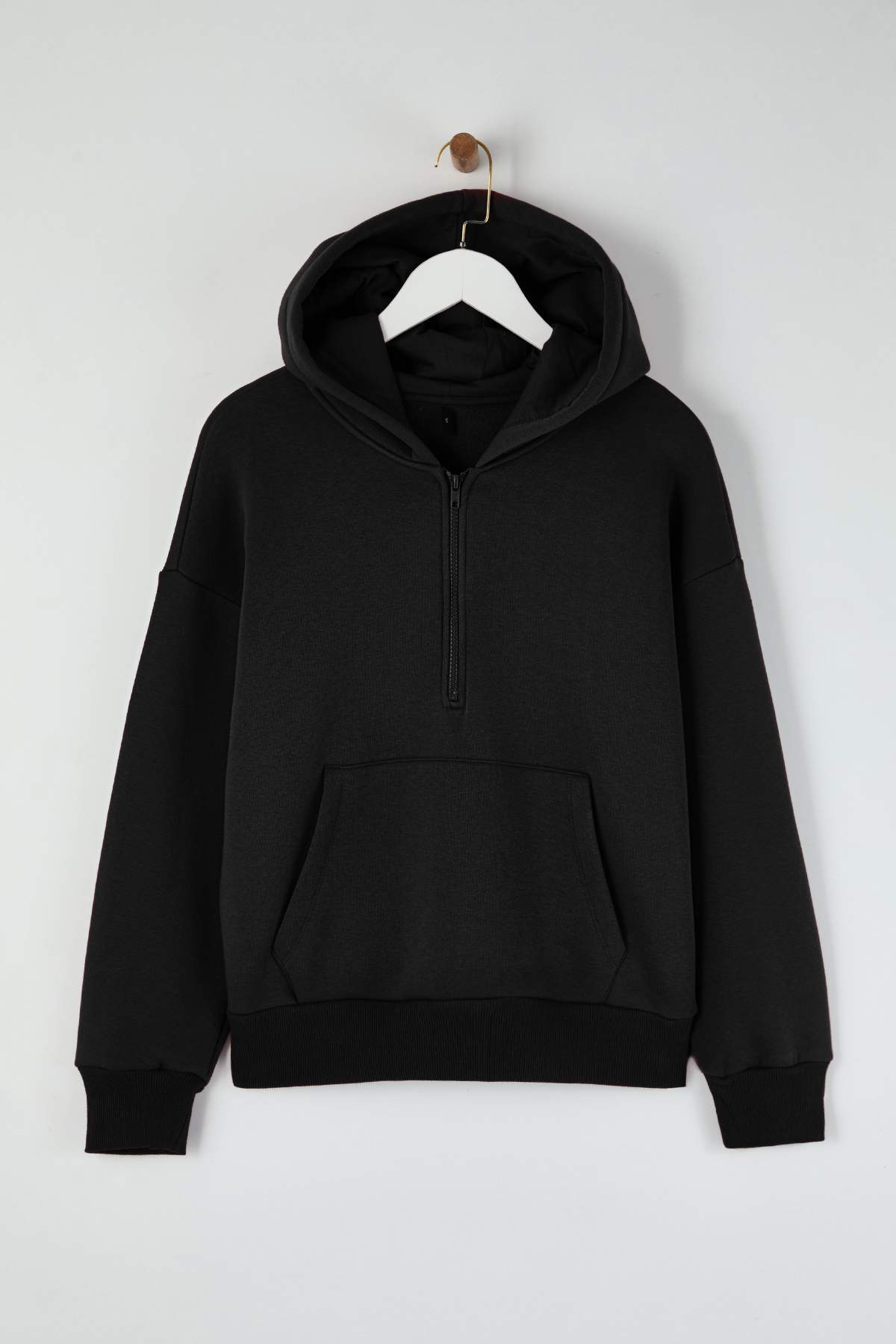 Trendyolmilla Teen Siyah Kapüşonlu Kalın İçi Polarlı Yarım Pat Fermuarlı Cepli Örme Sweatshirt TWOAW26SW00160