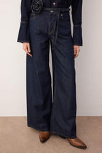 Koyu Mavi Yüksek Bel Gül Kemer Detaylı Wide Leg Jeans TWOAW26JE00171