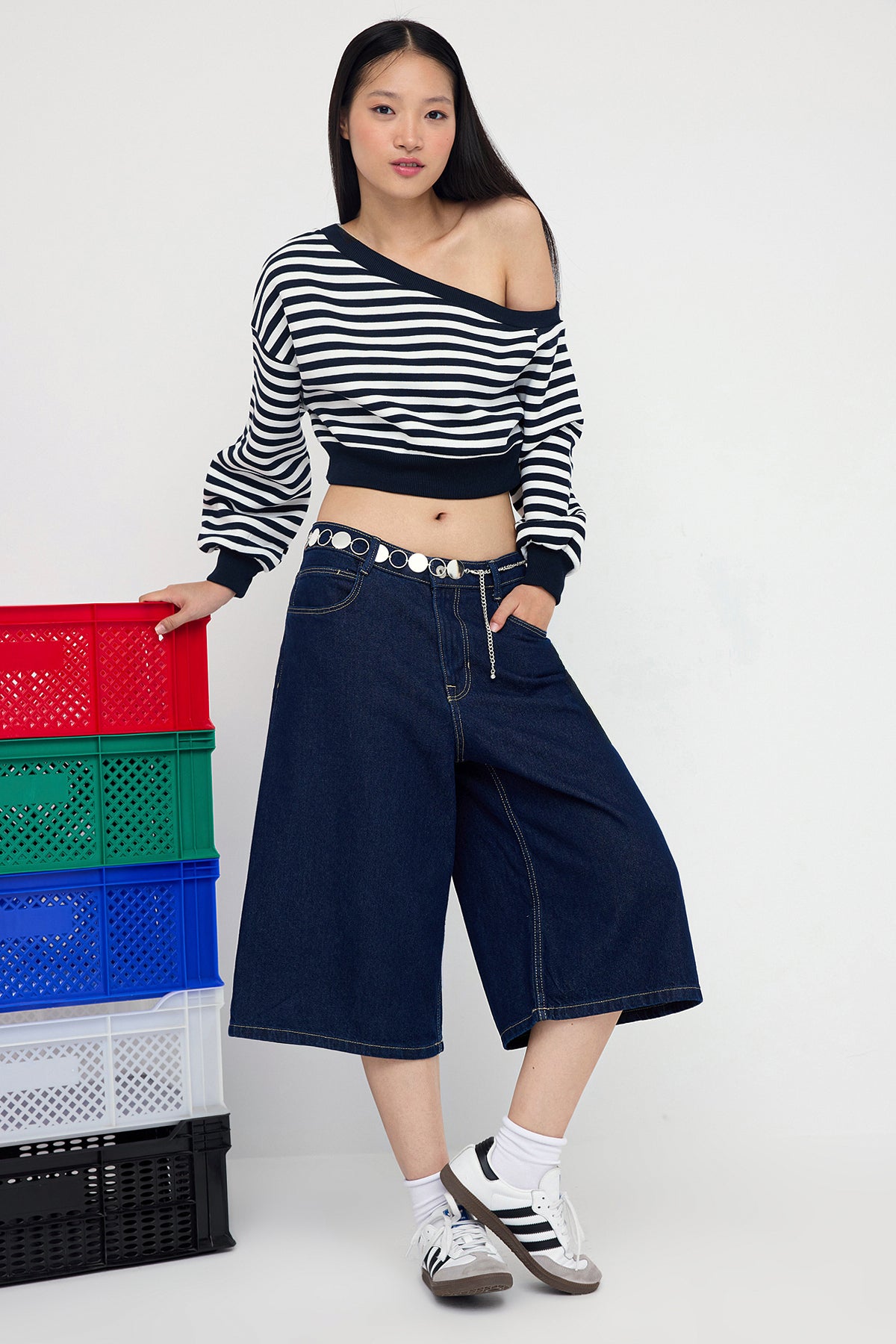 Trendyolmilla Teen Lacivert Çizgili Regular Kalıp İçi Polarlı Crop Asimetrik Yaka Örme Sweatshirt TWOAW25SW00143 Main image