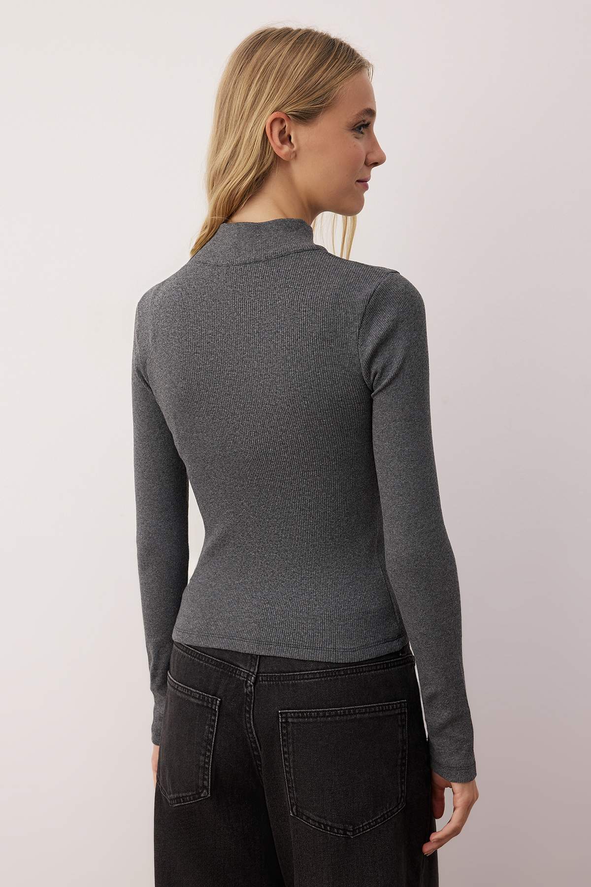 Trendyolmilla Siyah Fitted/vücuda Oturan Fermuarlı Yaka Esnek  Örme Bluz TWOAW25BZ00163