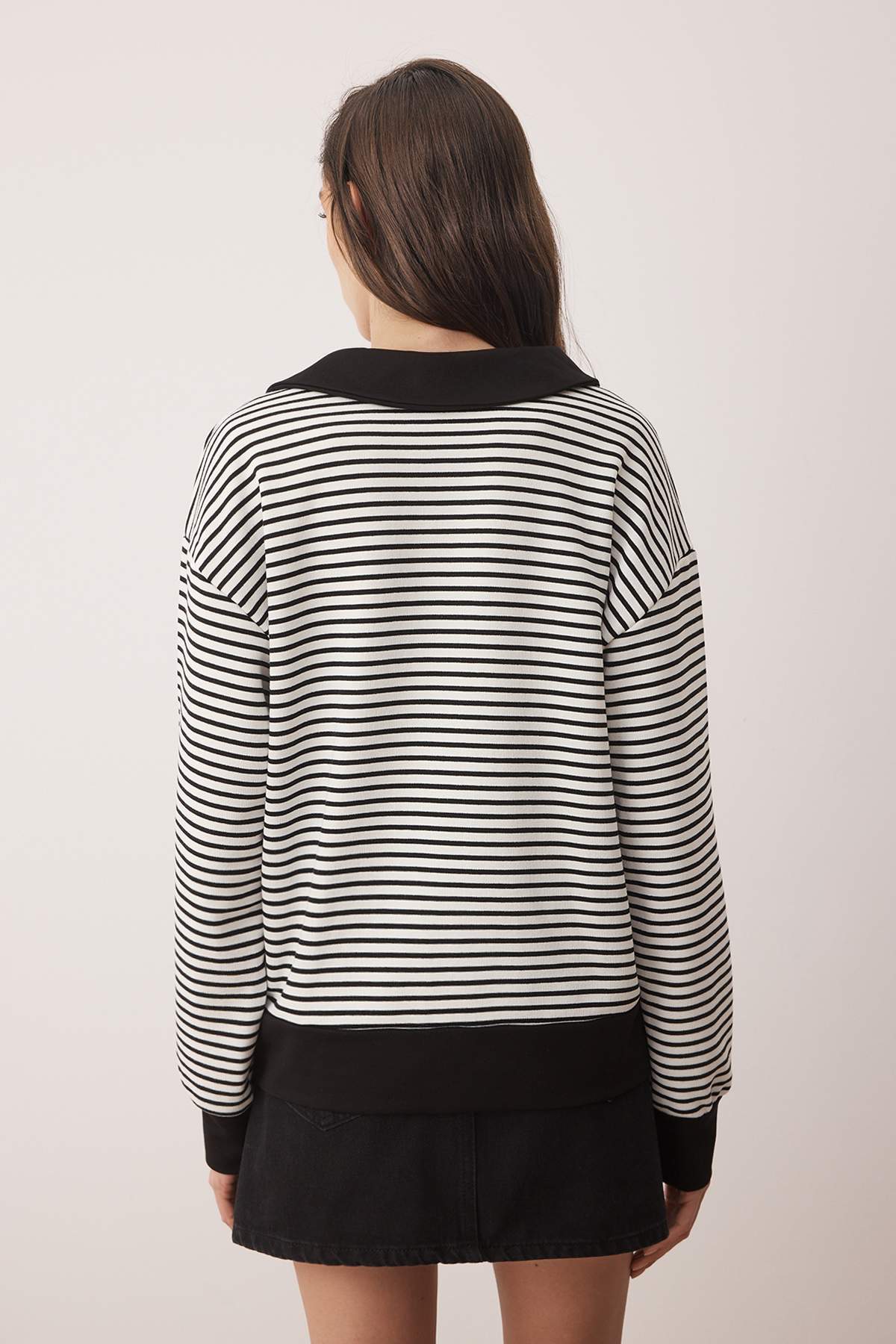 Siyah Çizgili Kalp Nakışlı Regular/Normal Kalıp Örme Sweatshirt TWOAW26SW00003
