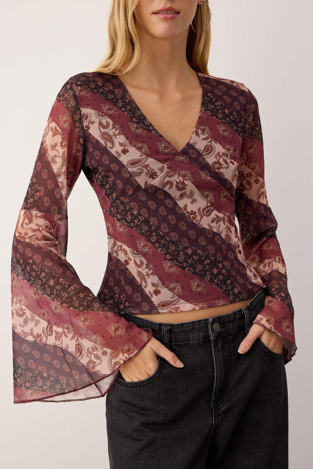 Trendyolmilla Çok Renkli Boho/Boho Chic Baskılı V yaka İspanyol Kol Tül Esnek Örme Bluz TWOAW26BZ00239