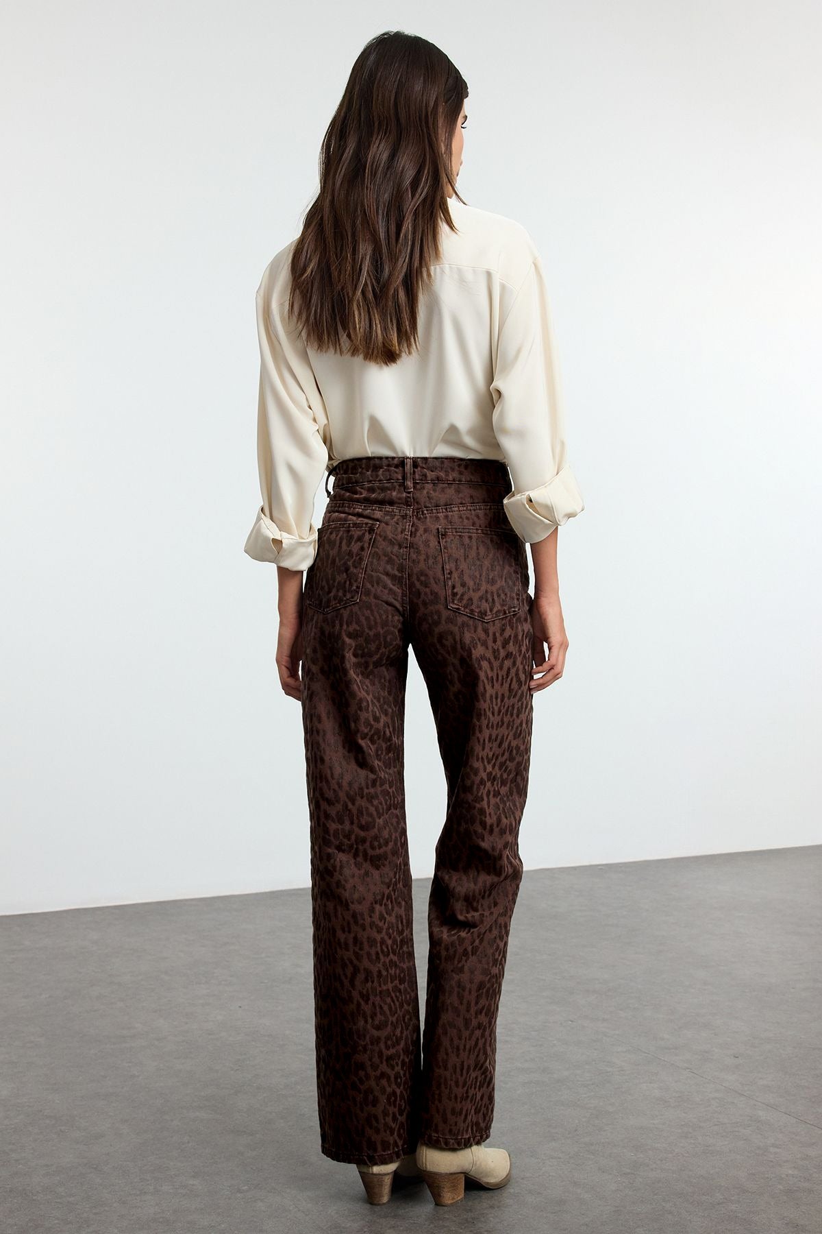 Trendyolmilla Siyah Süet Görünümlü Leopar Desenli Yüksek Bel Wide Leg Jeans TWOAW25JE00394