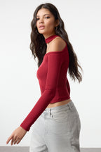 Trendyolmilla Bordo Carmen Yaka Choker Detaylı Fitted/Vücuda Oturan Crop Fitilli Örme Bluz TWOAW22BZ0531