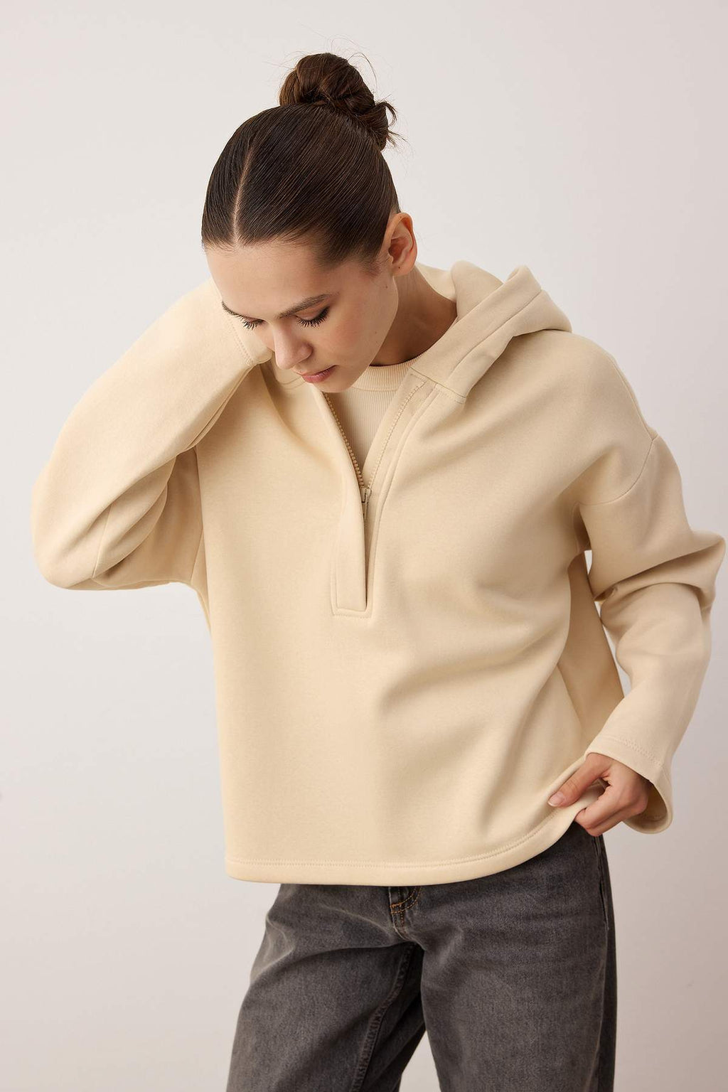 Trendyolmilla Siyah Kalın İçi Polarlı Yarım Pat Fermuarlı Oversize Kapüşonlu Örme Sweatshirt TWOAW26SW00060