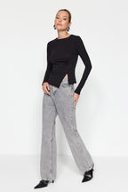 Siyah Tek Yırtmaç Detaylı Pamuklu Büzgülü Bisiklet Yaka Örme Bluz TWOAW24BZ00388