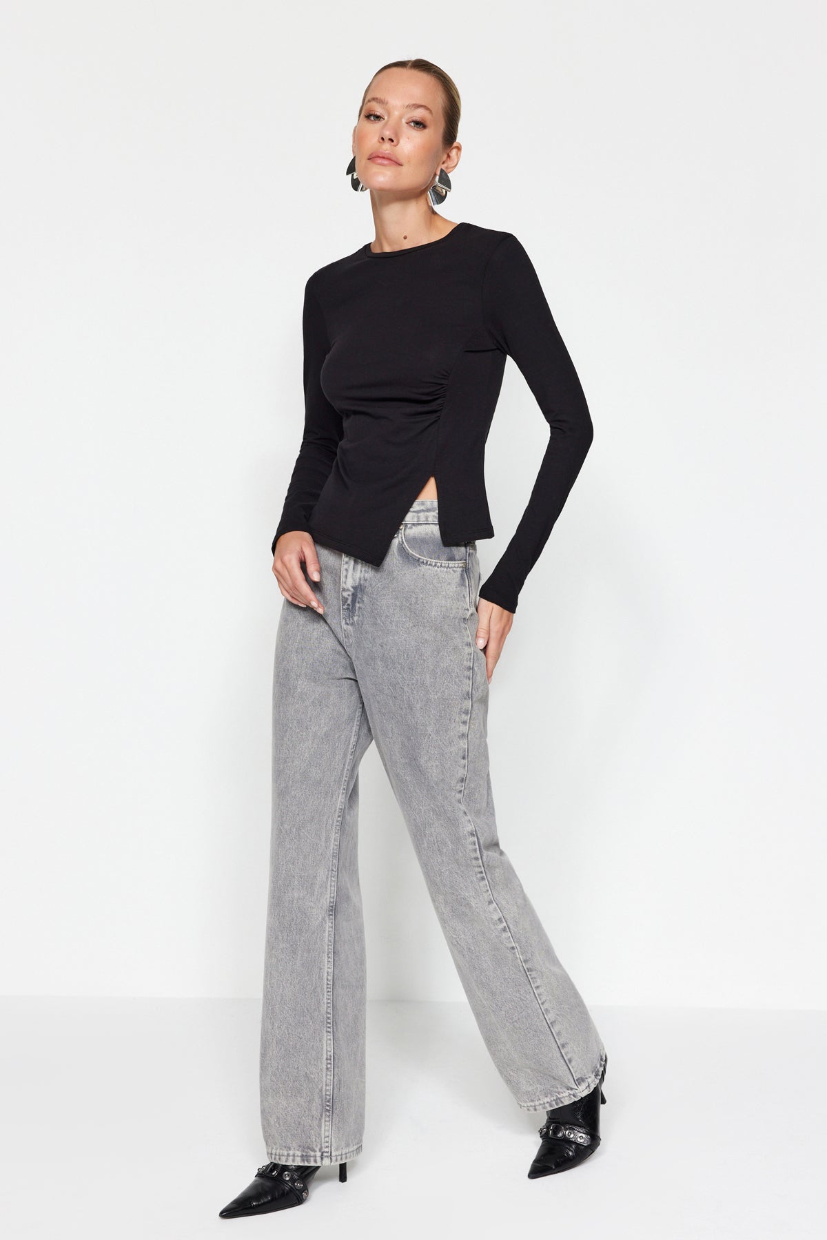 Siyah Tek Yırtmaç Detaylı Pamuklu Büzgülü Bisiklet Yaka Örme Bluz TWOAW24BZ00388