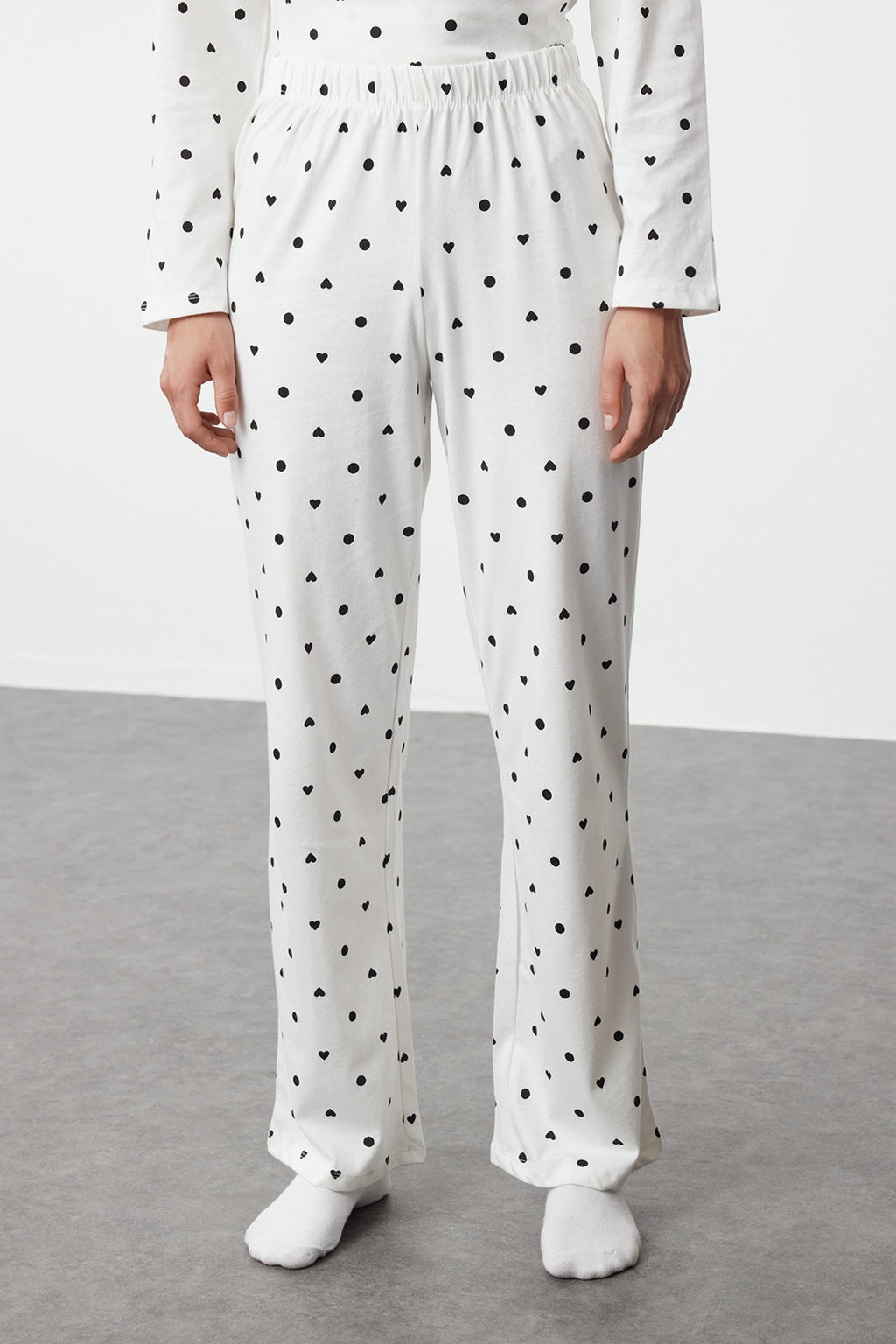 Trendyolmilla Siyah %100 Pamuklu Puantiye ve Kalpli Örme Pijama Takımı THMAW25PT00039