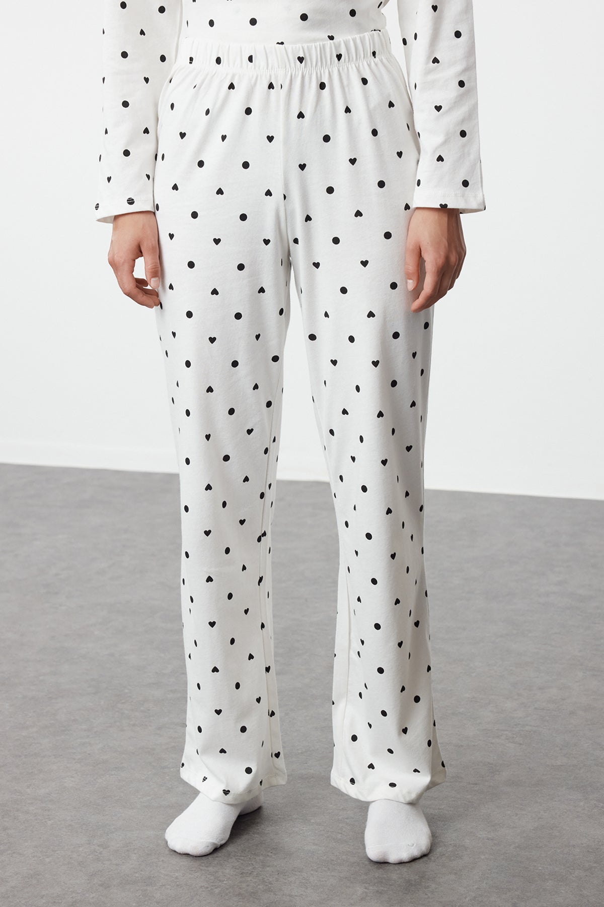 Trendyolmilla Siyah %100 Pamuklu Puantiye ve Kalpli Örme Pijama Takımı THMAW25PT00039