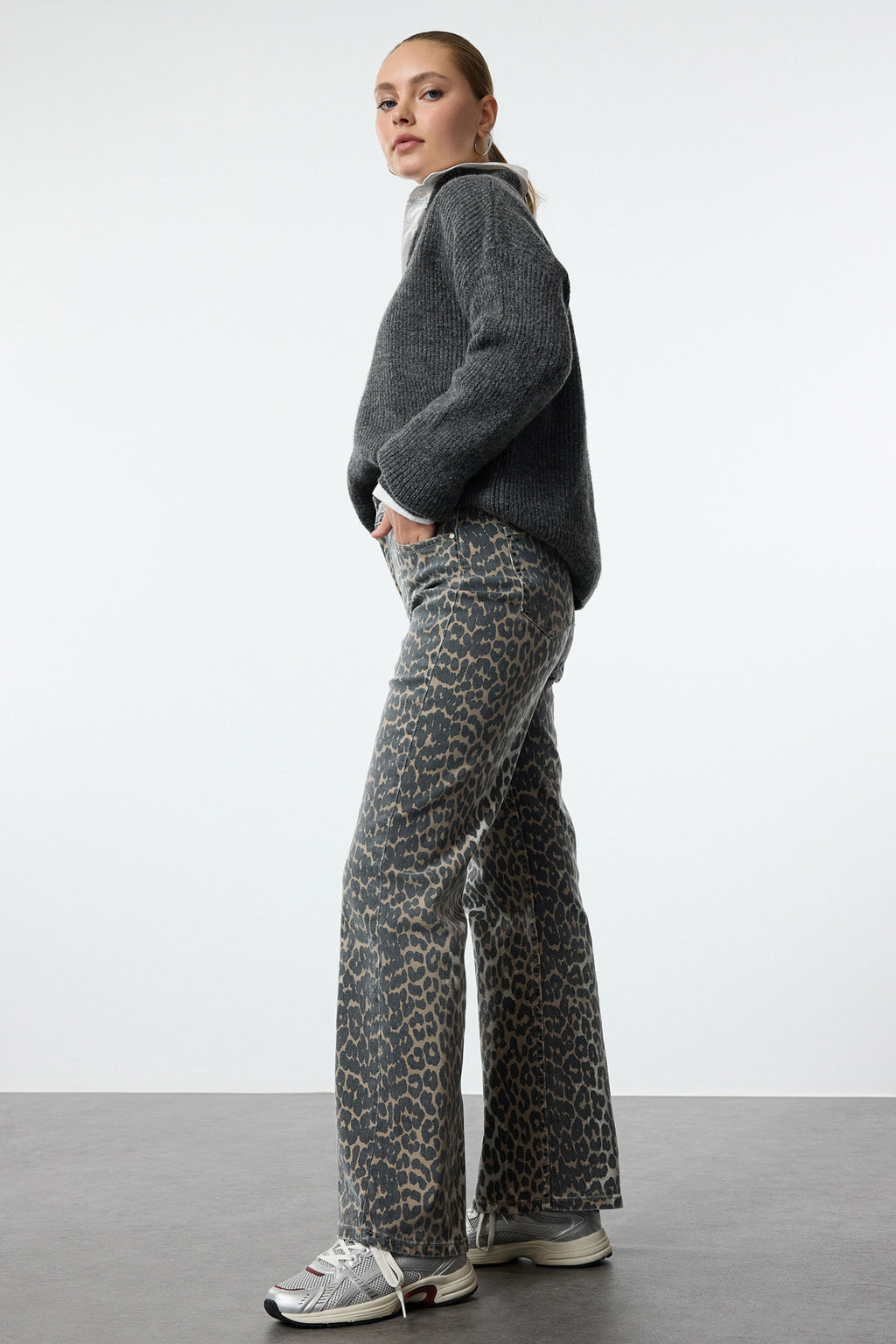 Trendyolmilla Çok Renkli Leopar Desenli Kahverengi Yüksek Bel Orta Esnek Wide Leg Jeans TWOAW25JE00309