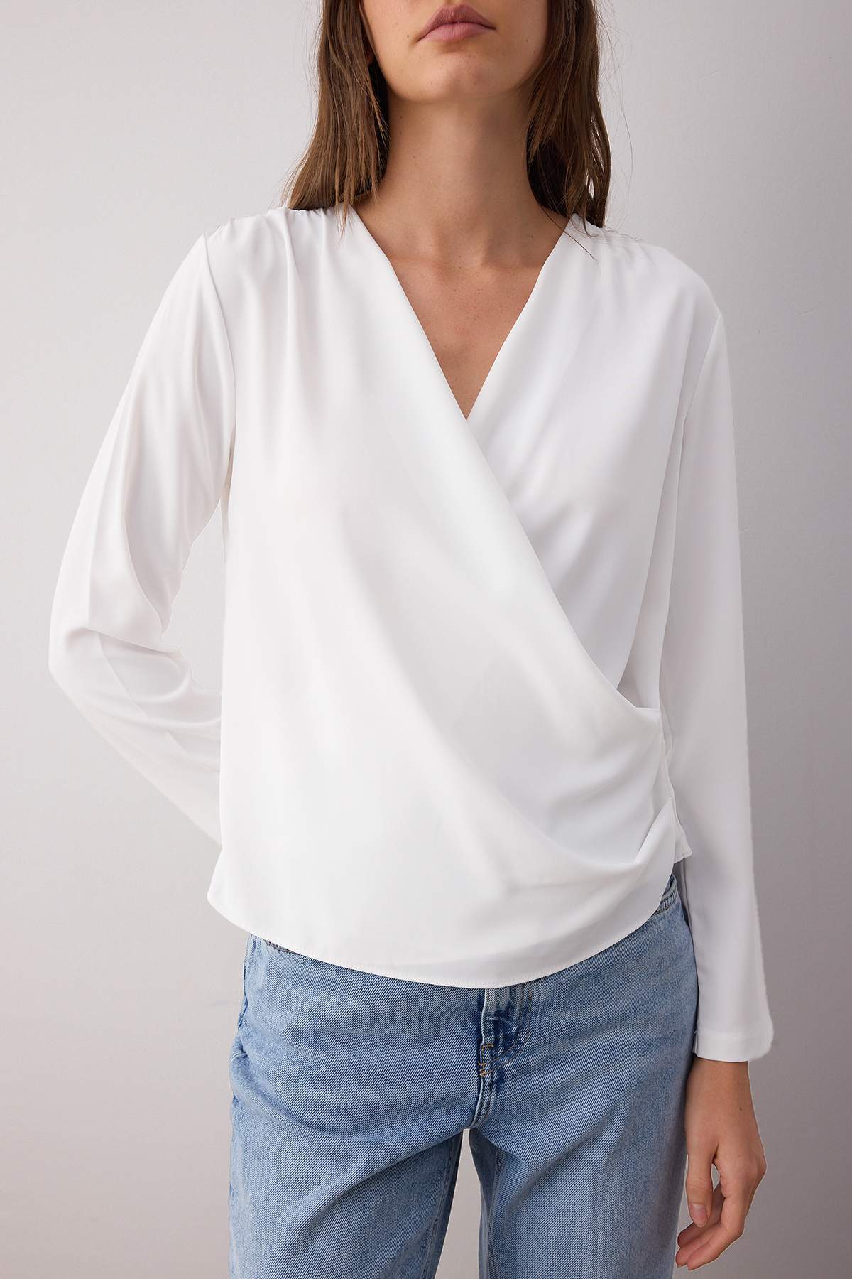 Trendyolmilla Siyah Kruvaze Saten Dokuma Bluz TWOAW24BZ00423