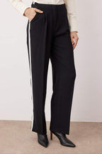 Siyah Yanları Şerit Detaylı Wide Leg/Geniş Paça Dökümlü Kumaş Pantolon TWOAW26PL00066