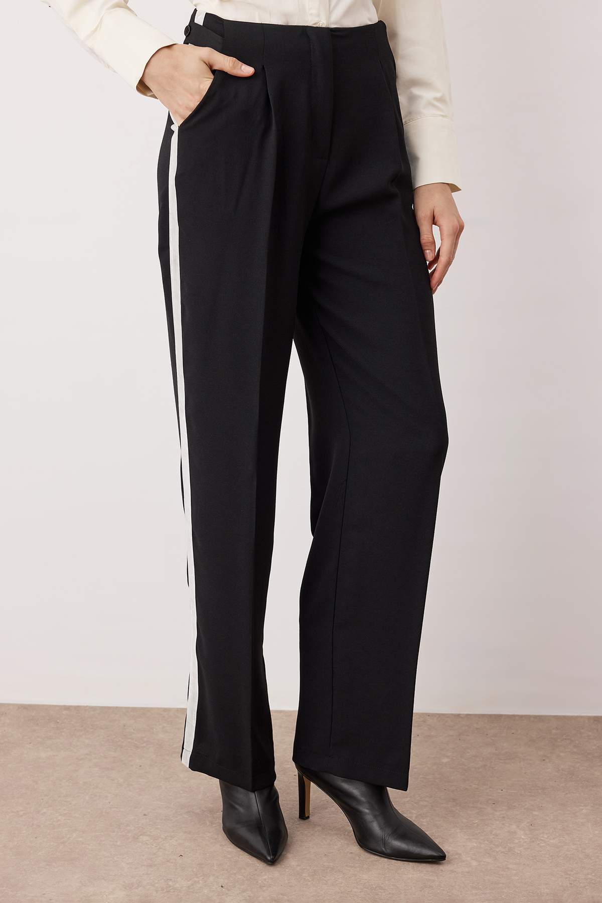 Siyah Yanları Şerit Detaylı Wide Leg/Geniş Paça Dökümlü Kumaş Pantolon TWOAW26PL00066