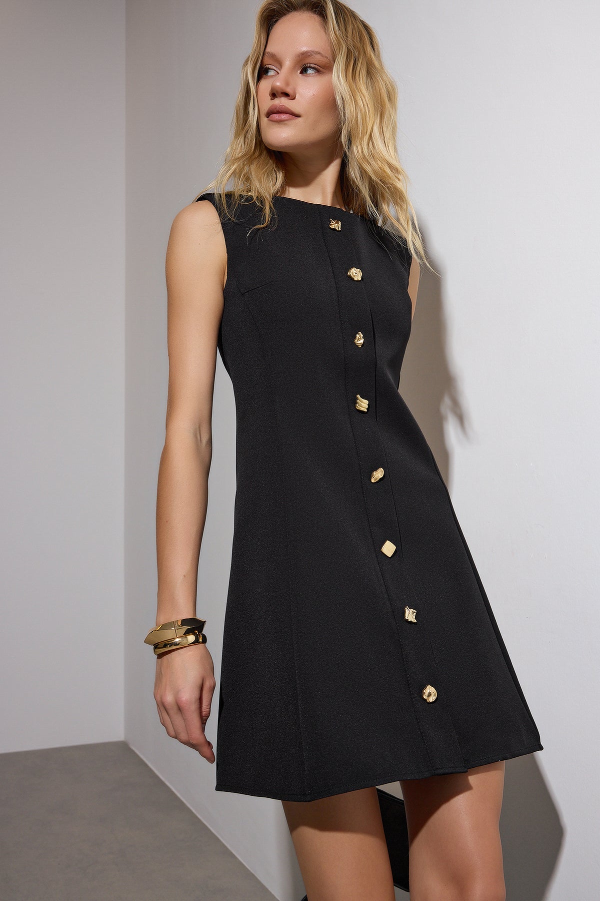 Trendyolmilla Limited Edition Kahverengi Aksesuar Detaylı Mini Dokuma Elbise TWOAW26EL00133