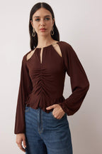 Trendyolmilla Koyu Kahverengi Pencere/Cut Out Detaylı Aksesuarlı Örme Bluz TPRAW24BZ00053