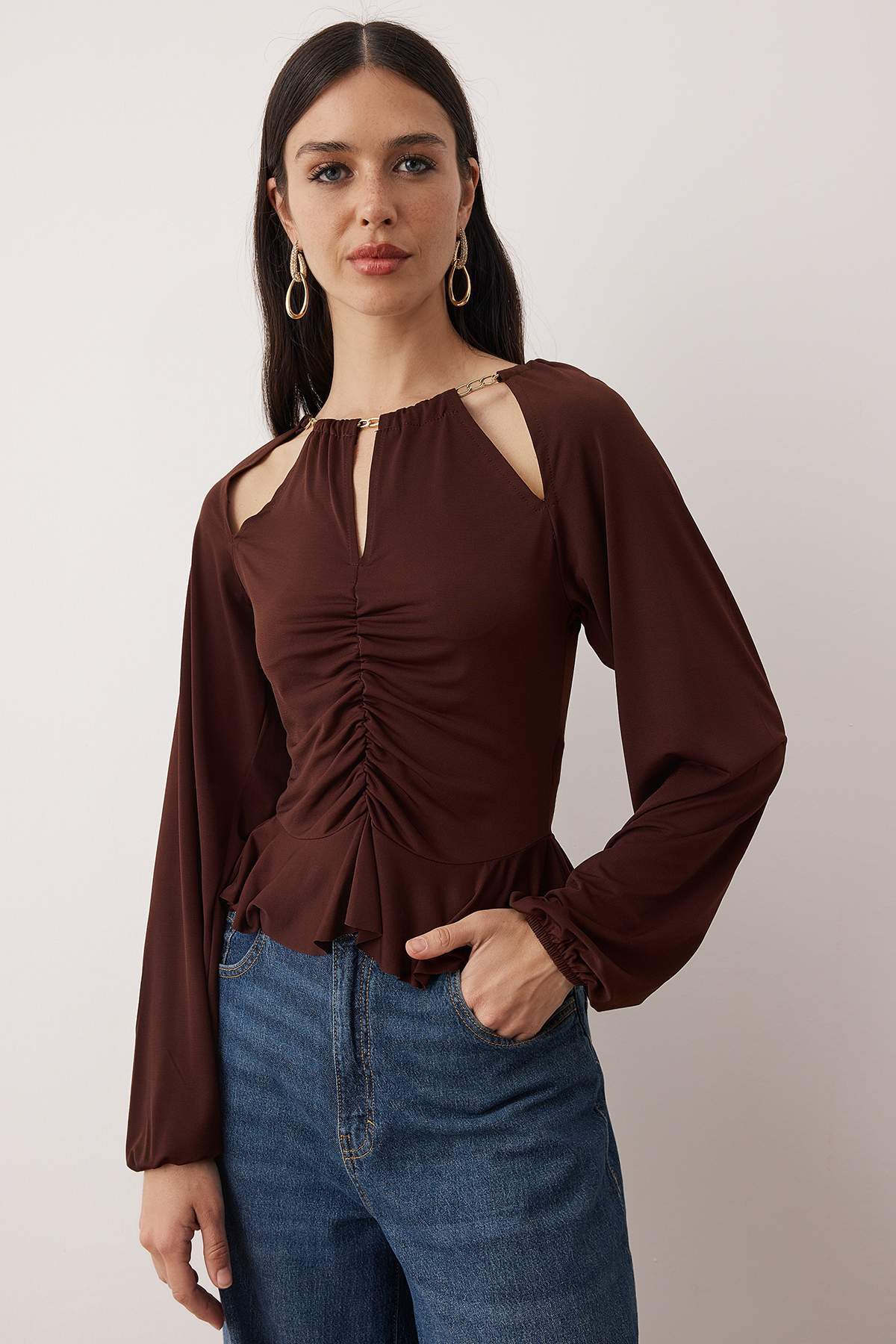 Trendyolmilla Koyu Kahverengi Pencere/Cut Out Detaylı Aksesuarlı Örme Bluz TPRAW24BZ00053