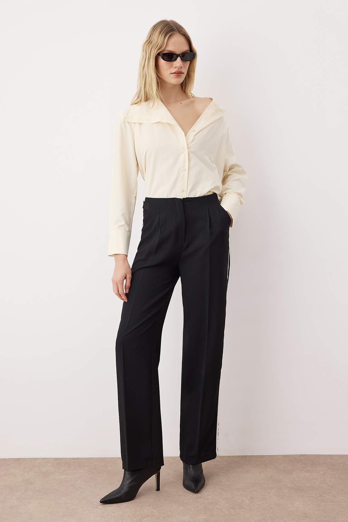 Siyah Yanları Şerit Detaylı Wide Leg/Geniş Paça Dökümlü Kumaş Pantolon TWOAW26PL00066