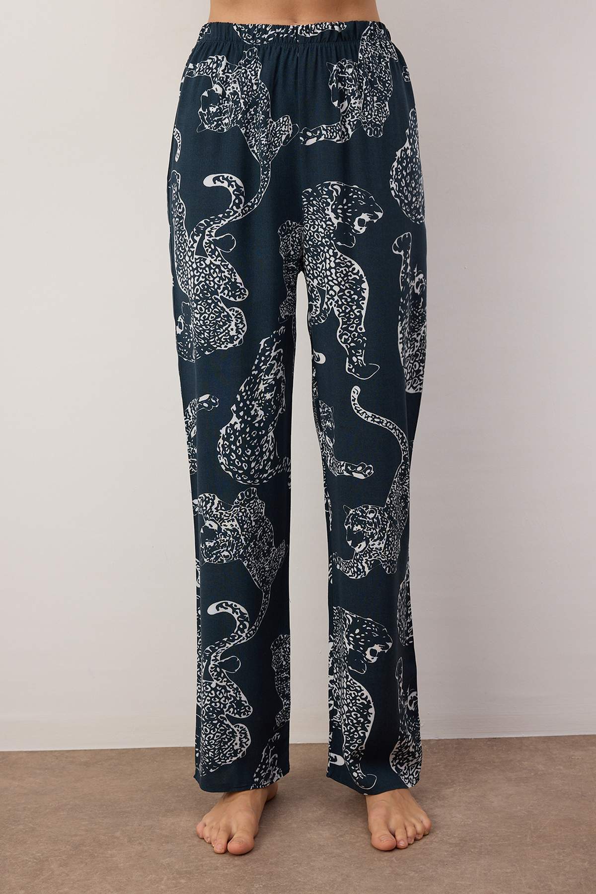 Trendyolmilla Bordo Kaplan Desenli Viskon Dokuma Pijama Takımı THMAW24PT00092