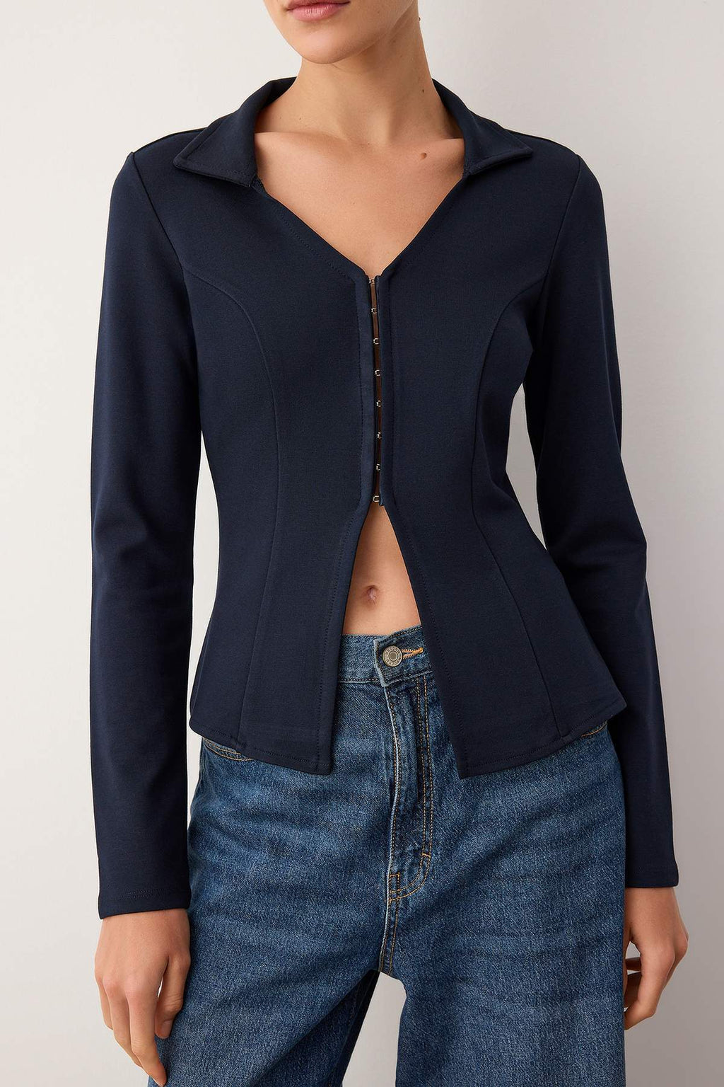 Trendyolmilla Kahverengi Polo Yaka Agraflı Ftited/Vücuda Oturan Esnek Örme Bluz TWOAW26BZ00038