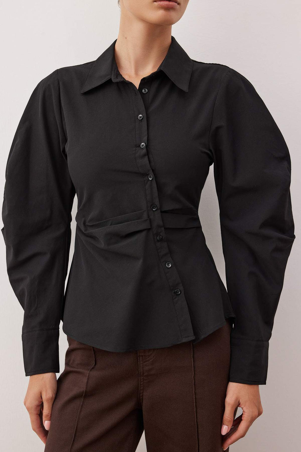 Trendyolmilla Siyah Balon Kol Detaylı Bele Oturan Asimetrik Fitted Gömlek TWOSS25GO00155
