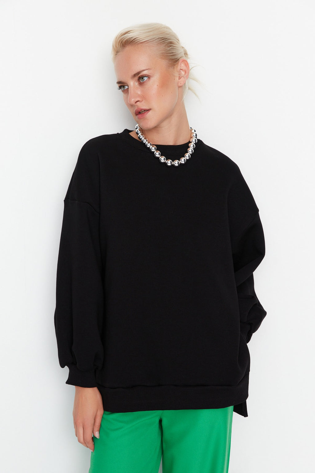 Trendyolmilla Siyah Oversize/Geniş Kalıp Yırtmaç Detaylı Kalın İçi Polarlı Örme Sweatshirt TWOAW23SW00195