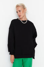 Trendyolmilla Ekru Oversize/Geniş Kalıp Yırtmaç Detaylı Kalın İçi Polarlı Örme Sweatshirt TWOAW23SW00195