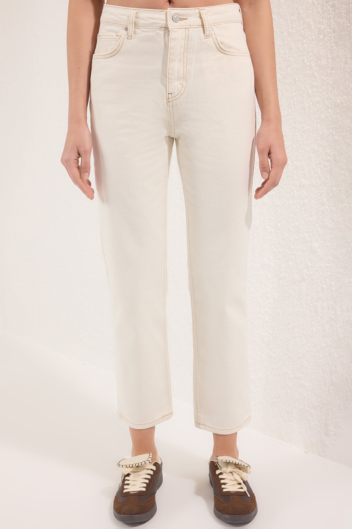 Trendyolmilla Beyaz Yüksek Bel Düz Kesim Straight Jeans TWOSS25JE00106