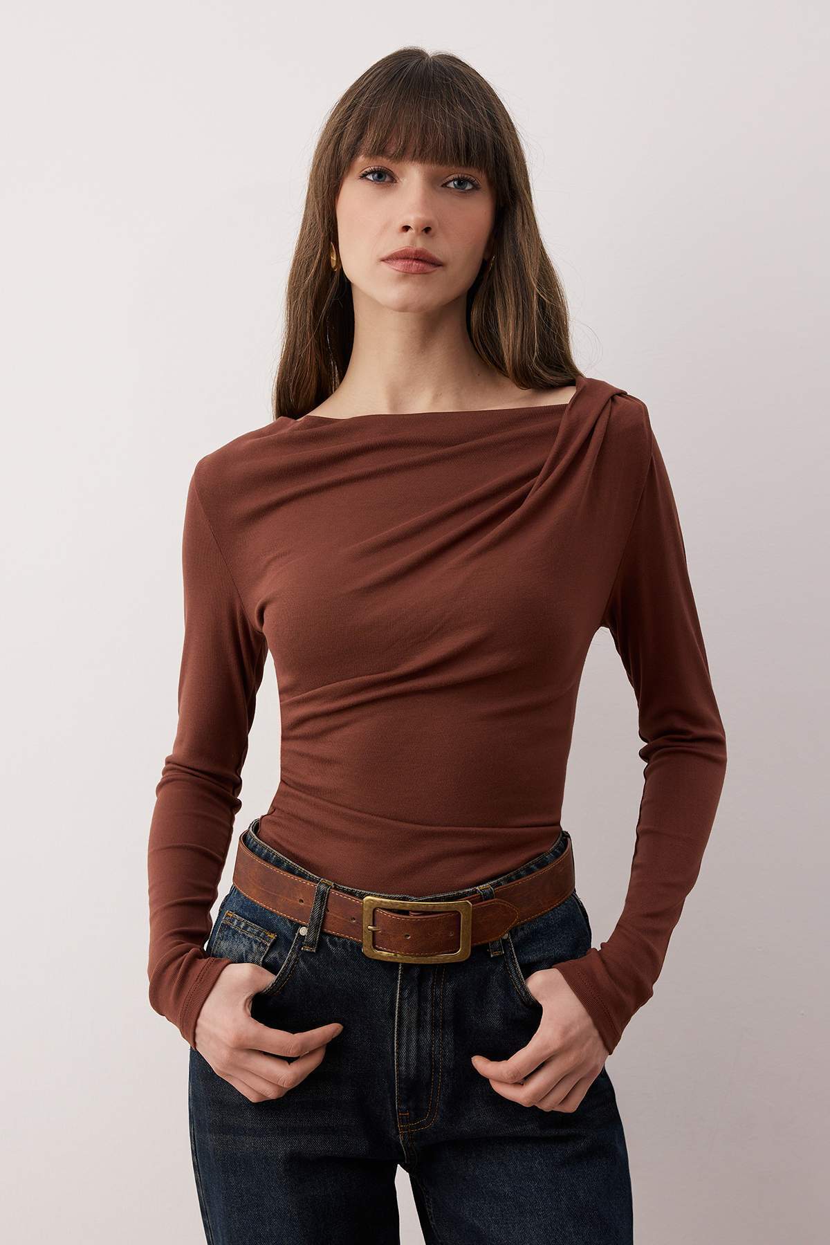 Trendyolmilla Yağ Yeşil Fitted/Vücuda Oturan Asimetrik yaka Detaylı Yumuşak Kumaşlı Esnek Örme Bluz TWOAW26BZ00088