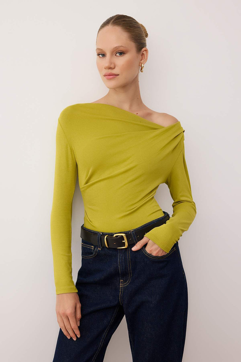 Trendyolmilla Yağ Yeşil Fitted/Vücuda Oturan Asimetrik yaka Detaylı Yumuşak Kumaşlı Esnek Örme Bluz TWOAW26BZ00088