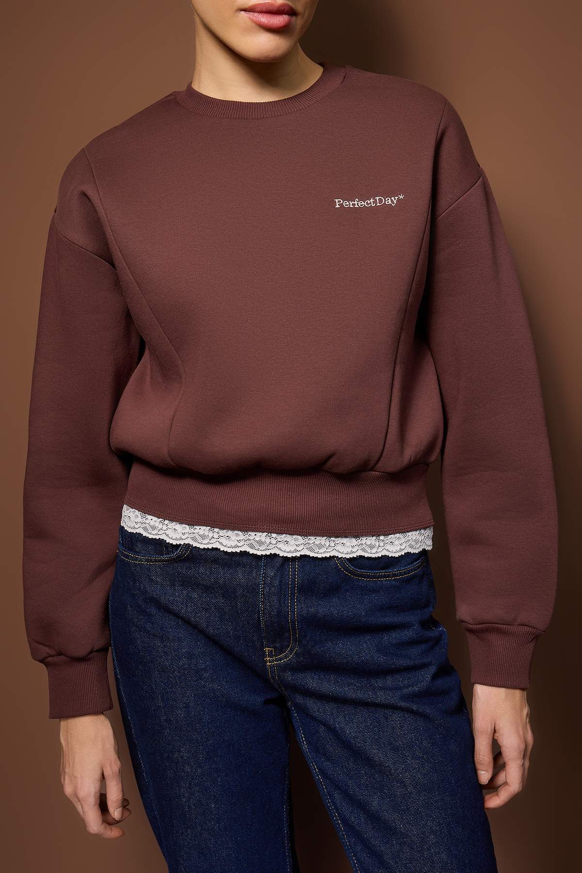 Trendyolmilla Teen Kahverengi Regular Dantel Detaylı Slogan Nakışlı Kalın Polarlı Örme Sweatshirt TWOAW26SW00153