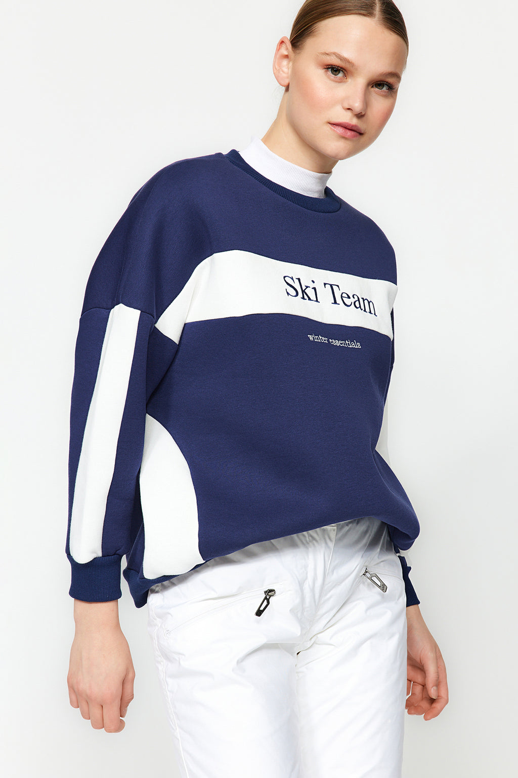 Winter Essentials Lacivert Kalın İçi Polarlı Slogan Nakışlı Regular Örme Sweatshirt TWOAW24SW00117