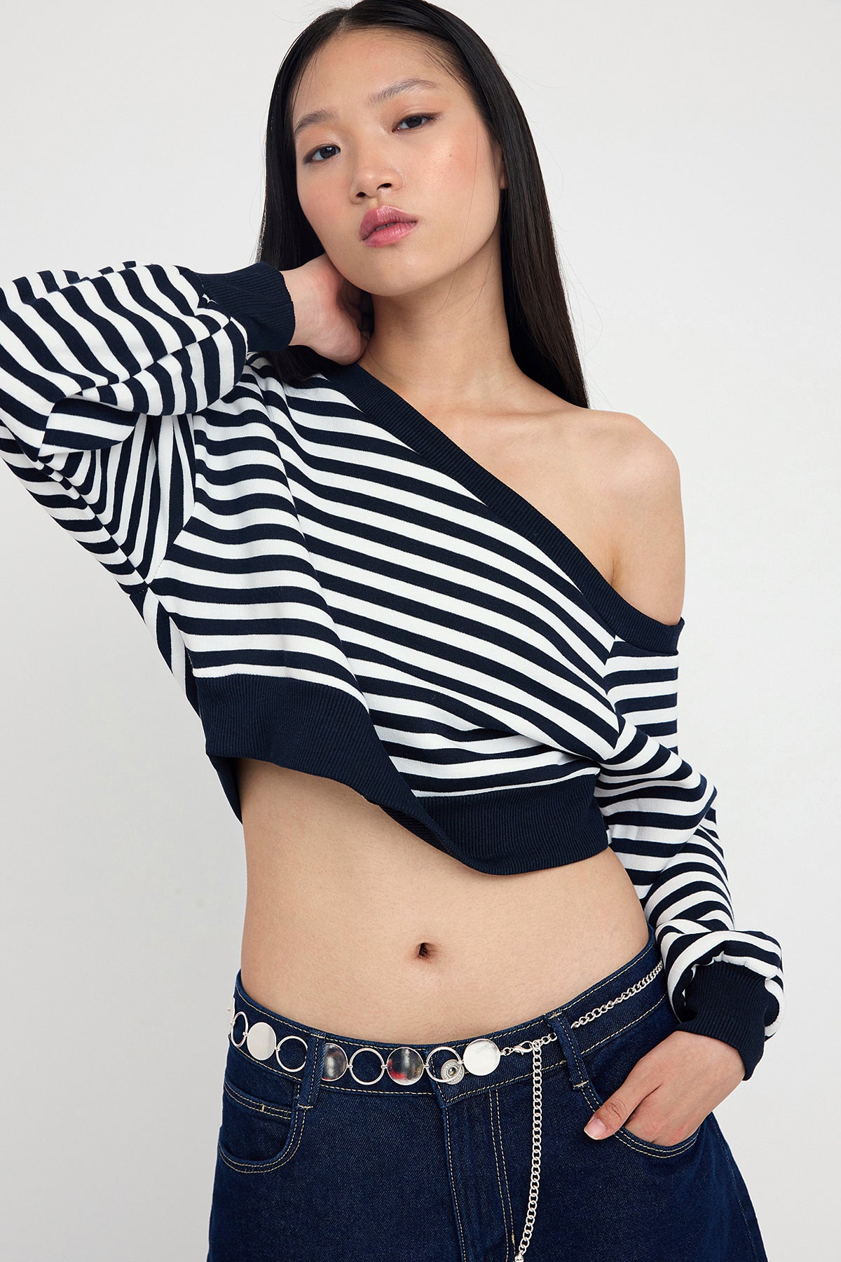 Trendyolmilla Teen Lacivert Çizgili Regular Kalıp İçi Polarlı Crop Asimetrik Yaka Örme Sweatshirt TWOAW25SW00143 Secondary image