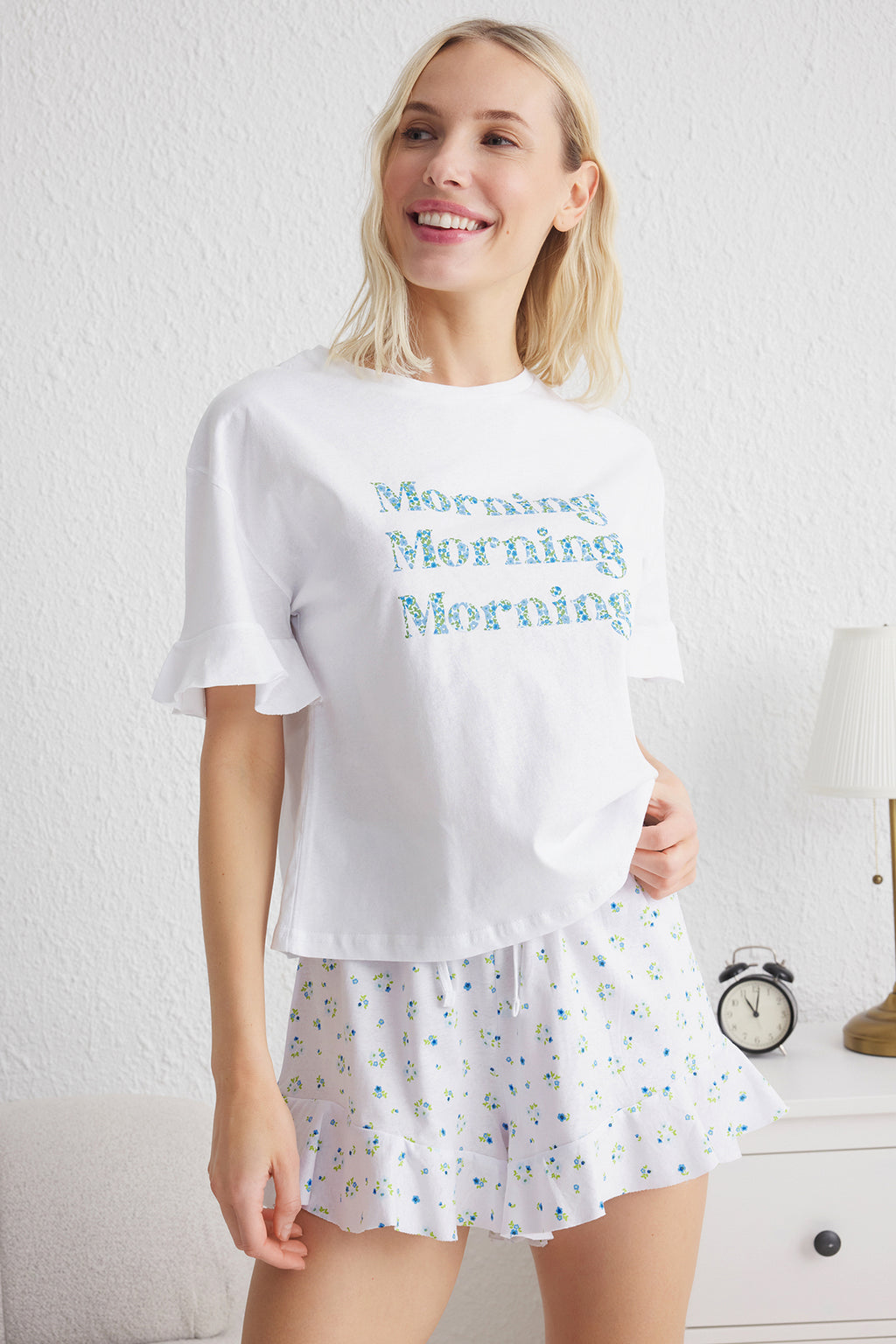 Trendyolmilla Pembe-Çok Renkli %100 Pamuklu Çiçekli ve Sloganlı Volanlı Şortlu Örme Pijama Takımı THMSS25PT00204