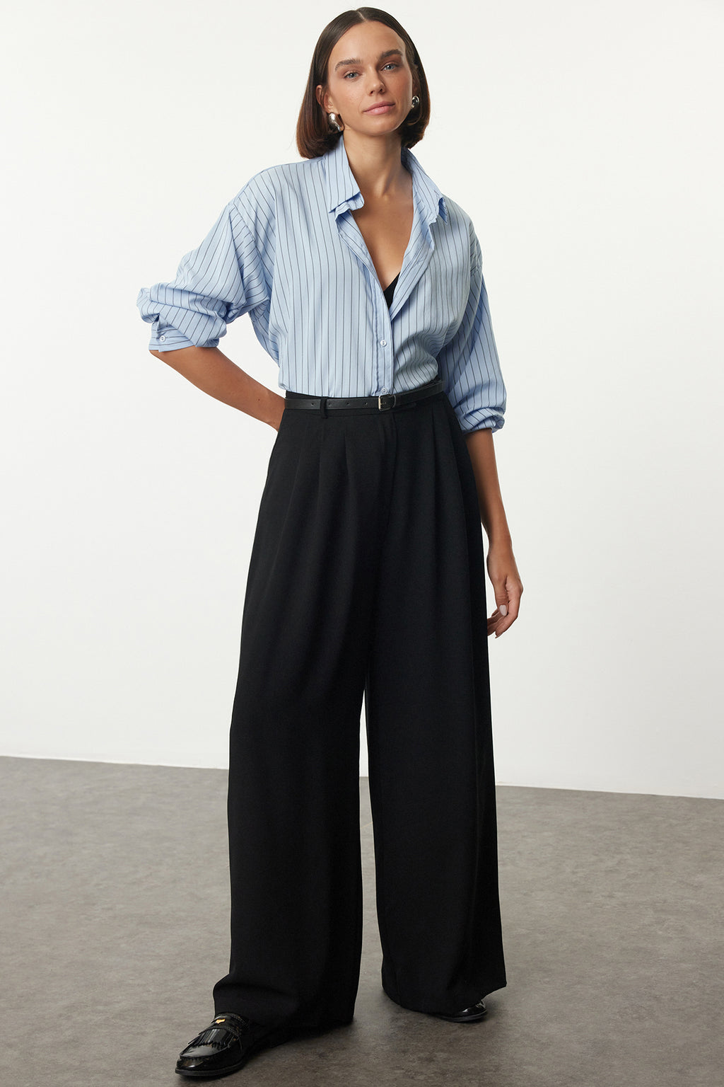 Trendyolmilla Siyah Kemerli Pilili Wide Leg/Extra Geniş Paça Dokuma Palazzo Pantolon TWOAW25PL00032