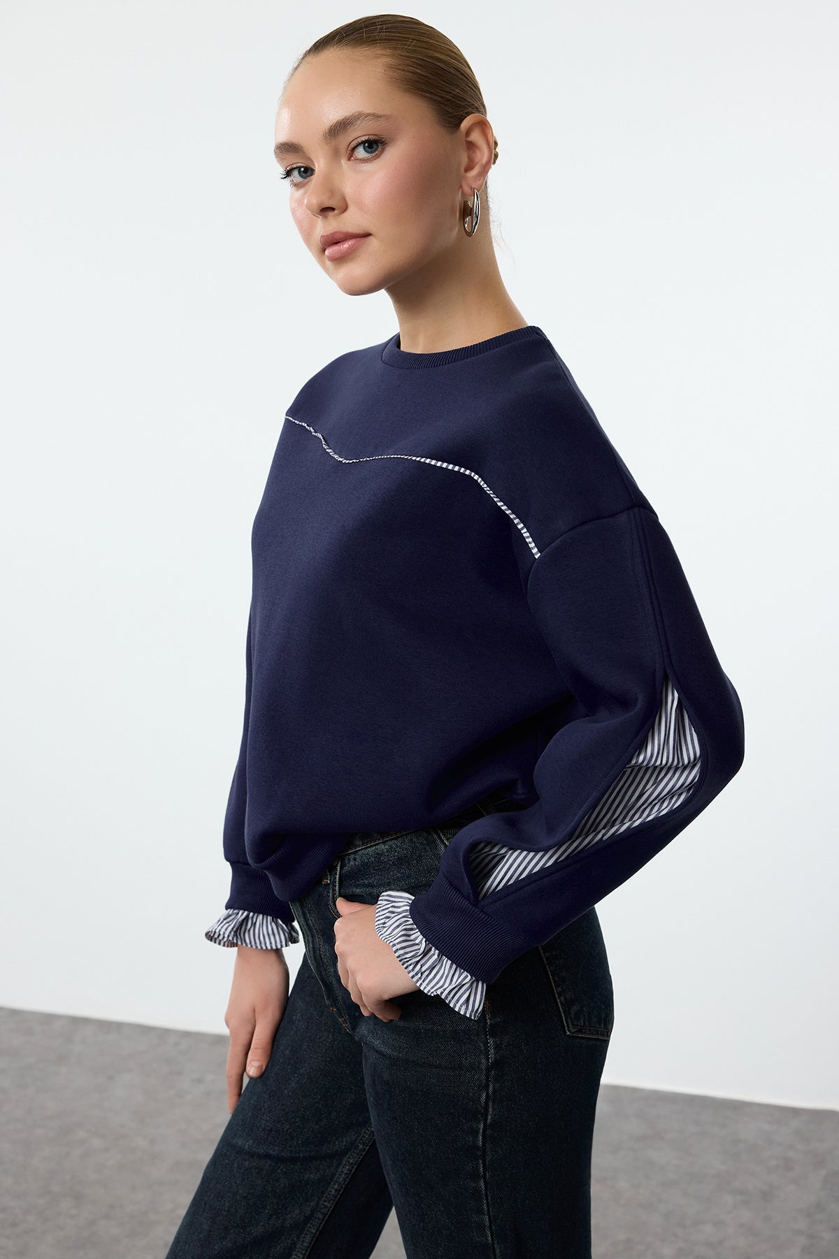 Lacivert Dokuma Detaylı Relaxed/Rahat Kalıp Kalın İçi Polarlı Örme Sweatshirt TWOAW25SW00079