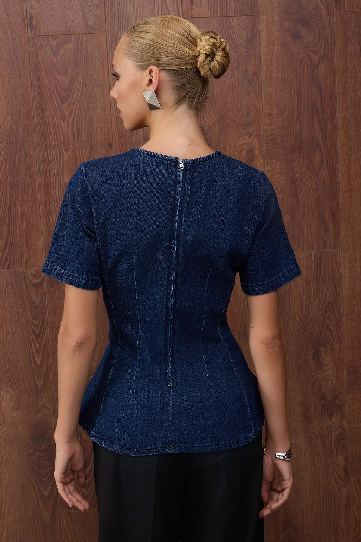 Özel Koleksiyon Koyu Mavi Kısa Kollu Volanlı Denim Bluz TWOAW26BZ00050