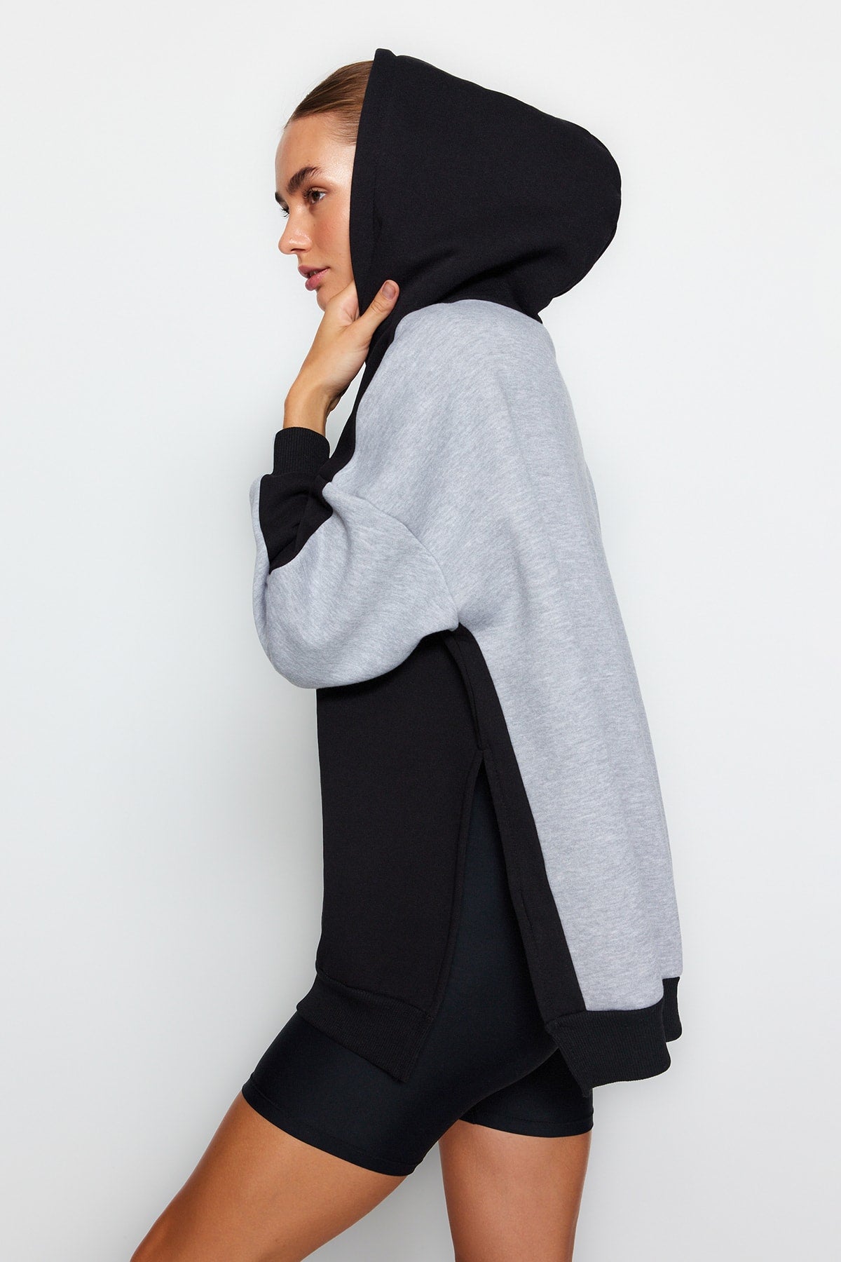 Trendyolmilla Gri Melanj Pamuklu Renk Bloklu Geniş Kalıp İçi Polarlı Örme Spor Sweatshirt TWOSS22SW0074 Secondary image