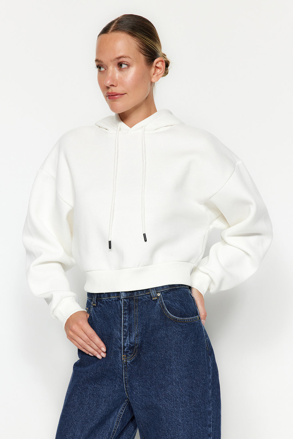 Trendyolmilla Siyah Kalın İçi Polarlı Kapüşonlu Rahat Kesim Crop Basic Örme Sweatshirt TWOAW24SW00105