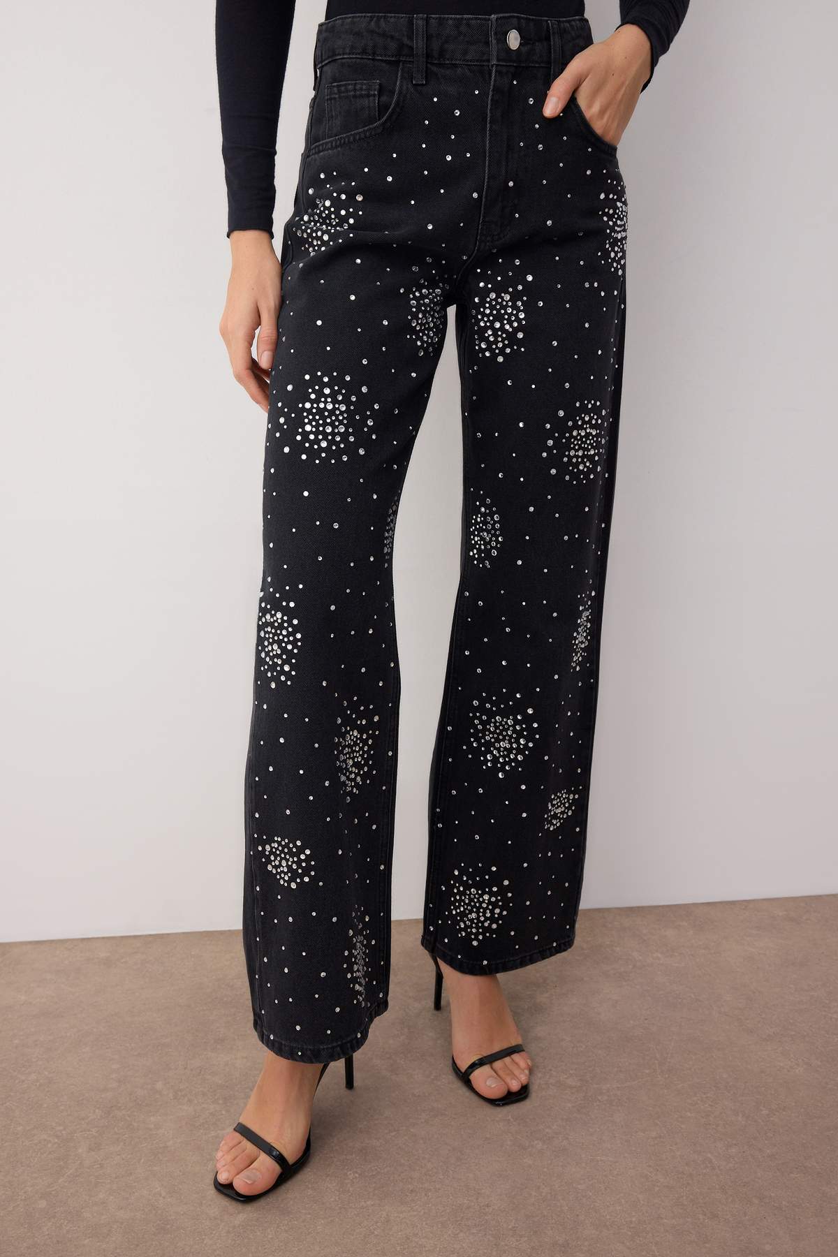Siyah Yüksek Bel Taş Detaylı Geniş Paça Wide Leg Jeans TWOAW26JE00116