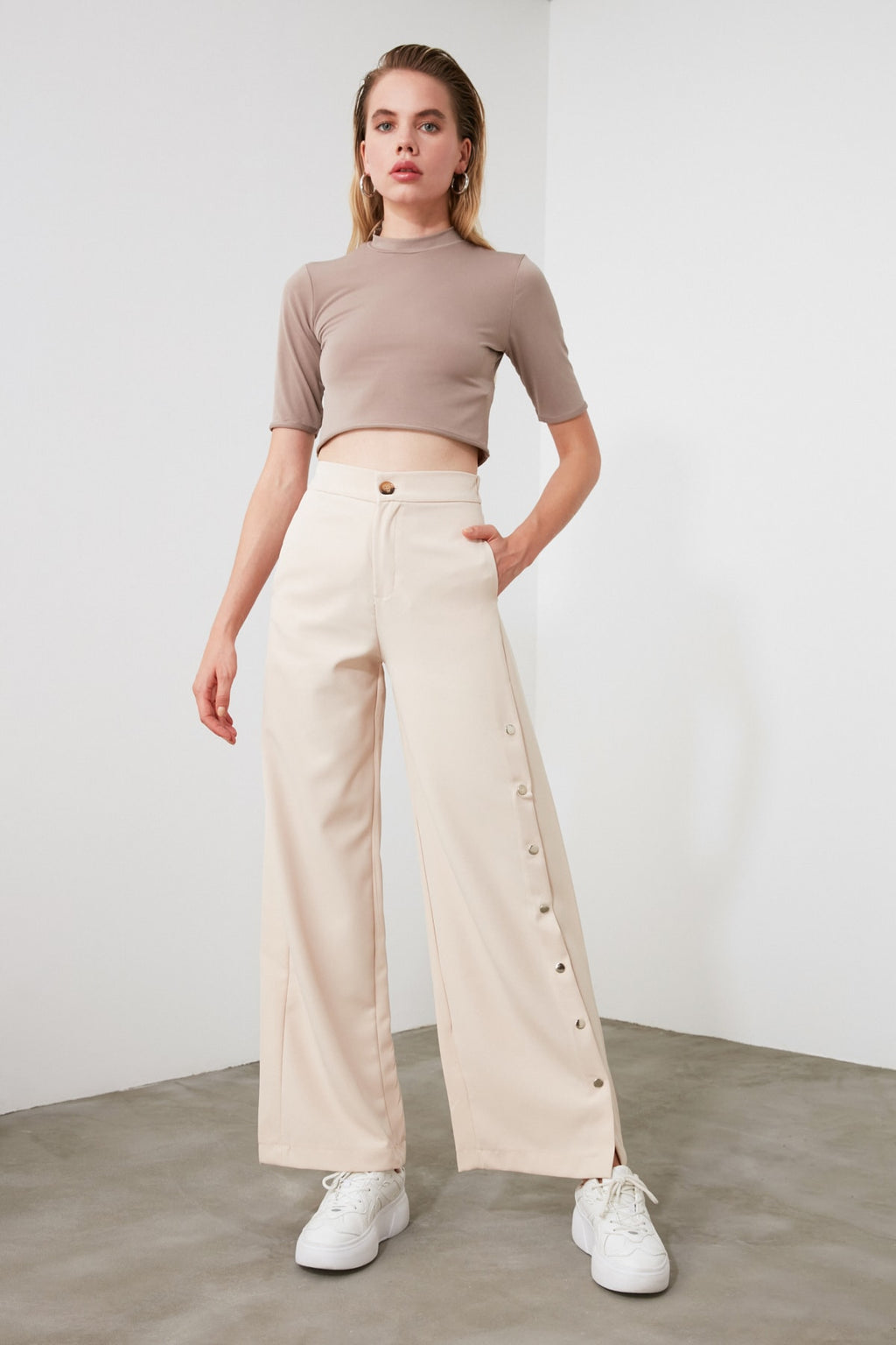 Trendyolmilla Taş Wide Leg/Geniş Paça Yanları Düğmeli Dokuma Kumaş Pantolon TWOSS20PL0398