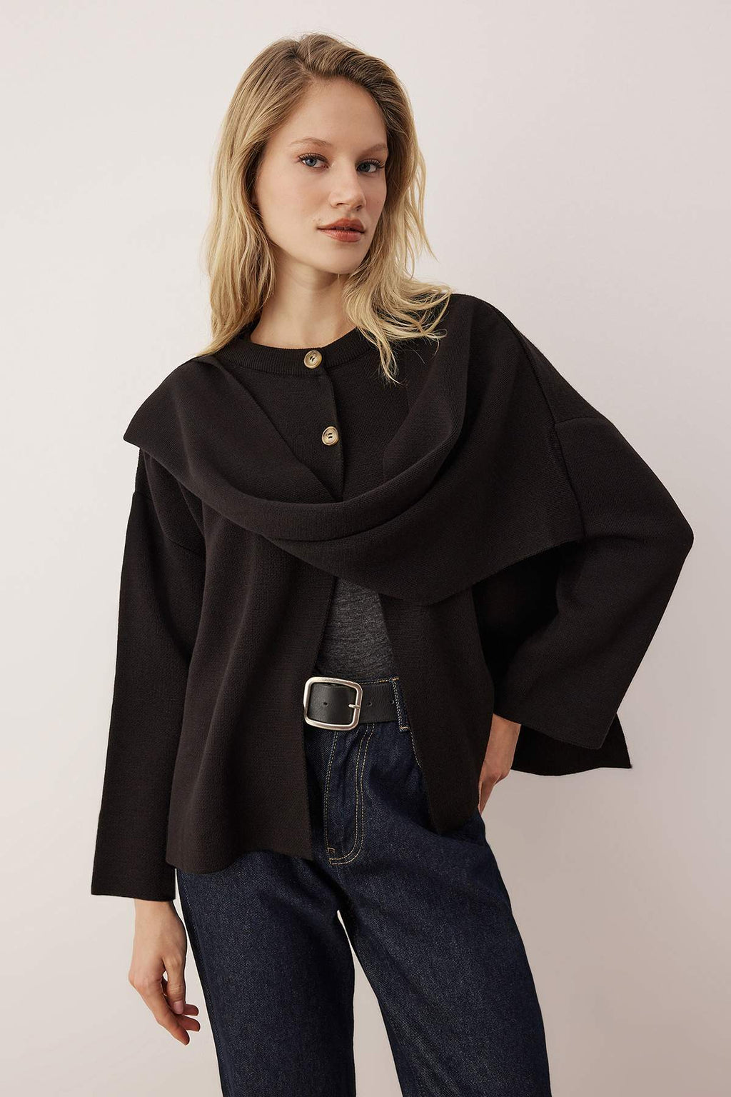 Trendyolmilla Vücut Seçmeyen Siyah Süper Oversize/Geniş Kalıp Şal Detaylı Triko Panço TWOAW26KZ00160