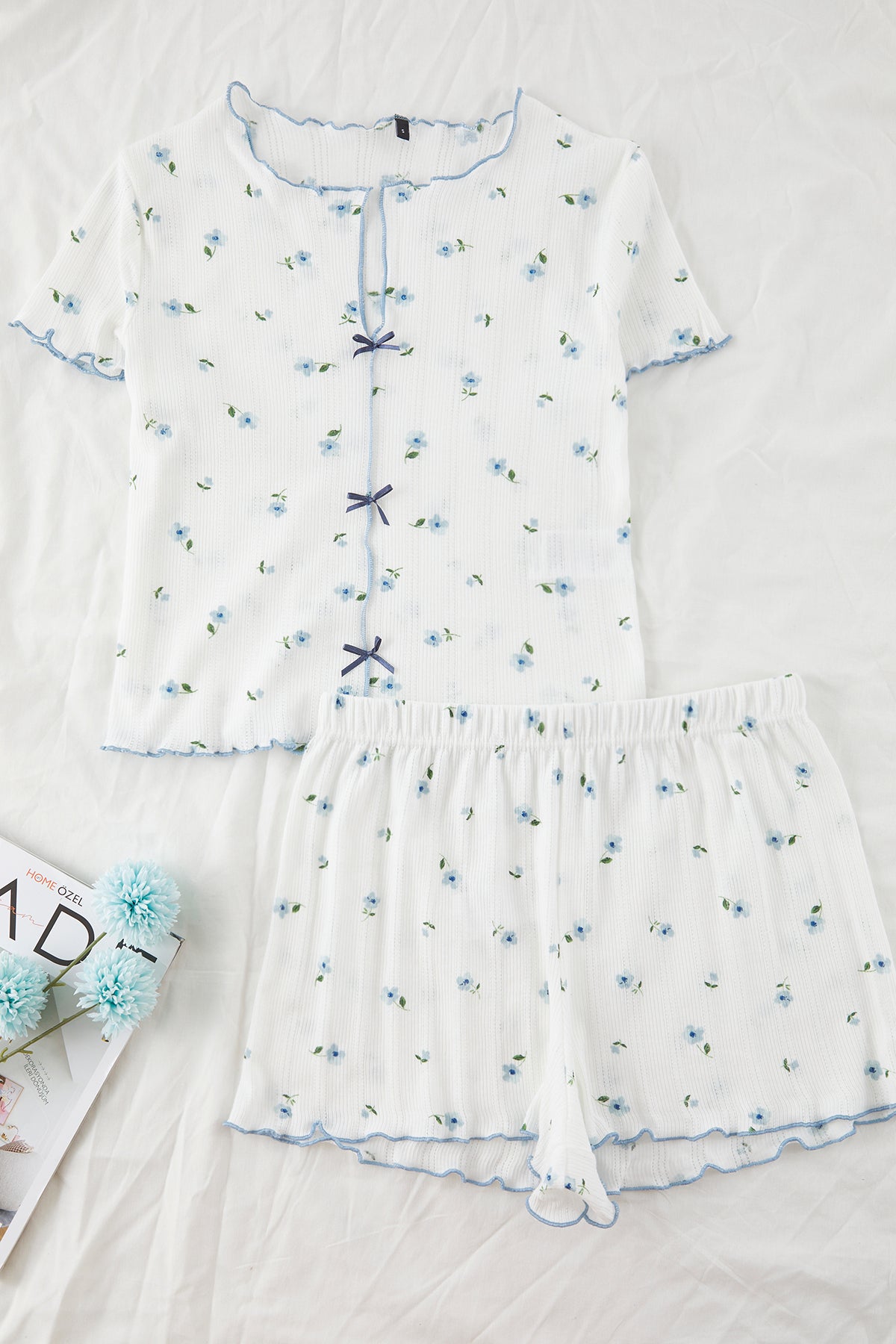 Trendyolmilla Beyaz %100 Pamuklu Çiçekli Kurdele/Fiyonklu Fitilli Şortlu Örme Pijama Takımı THMSS25PT00434