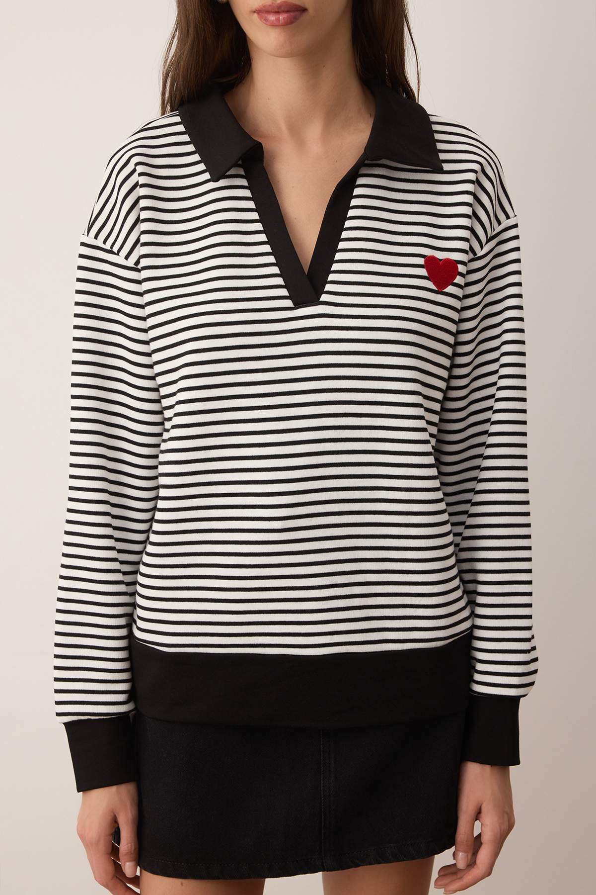 Siyah Çizgili Kalp Nakışlı Regular/Normal Kalıp Örme Sweatshirt TWOAW26SW00003