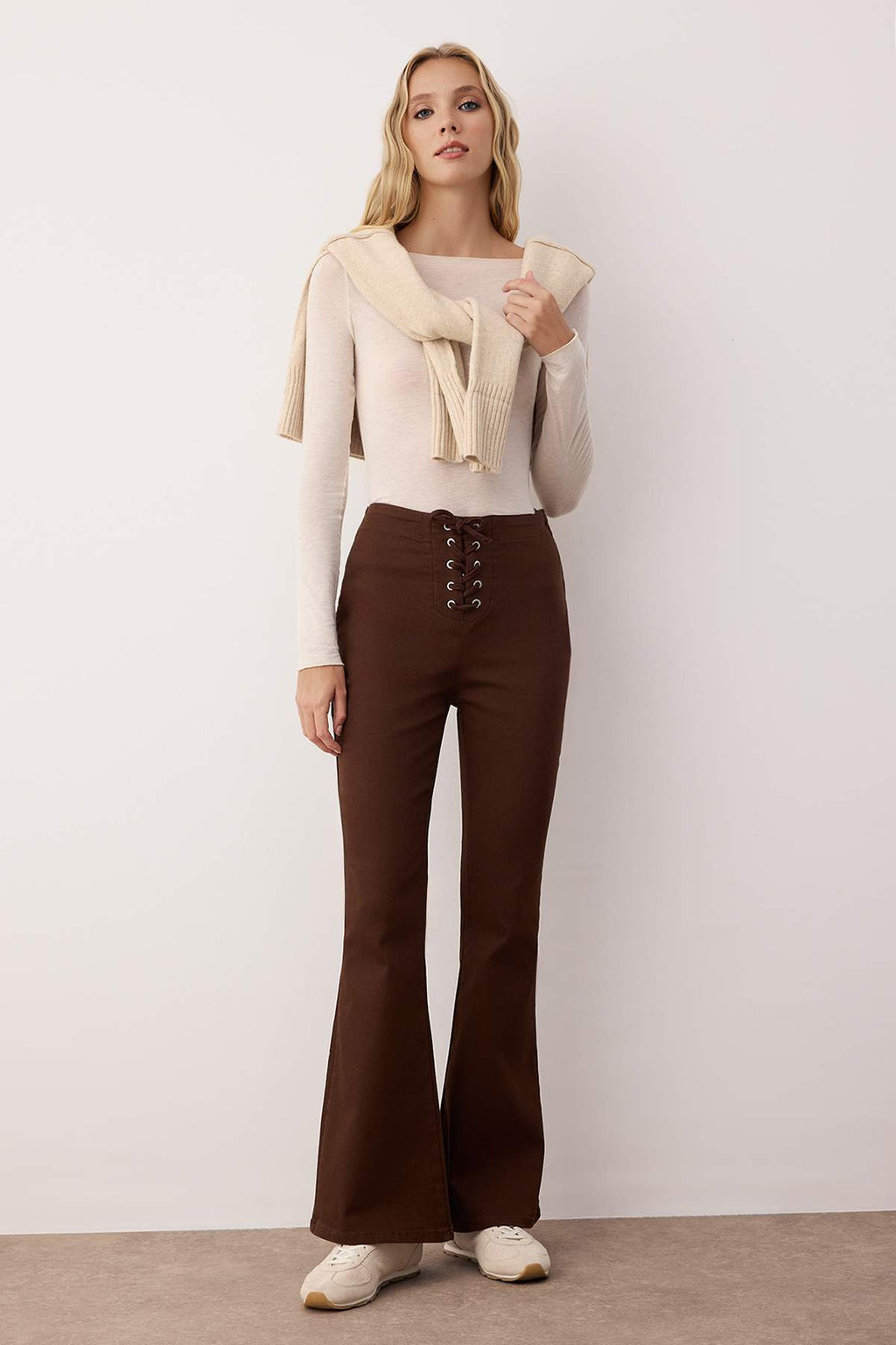 Trendyolmilla Haki Flare Kalıp Bağlama Detaylı Bootcut Gabardin Pantolon TWOAW26PL00064